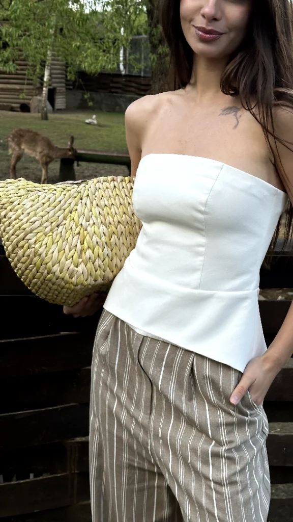 Белый корсет-бюстье с геометричным кроем