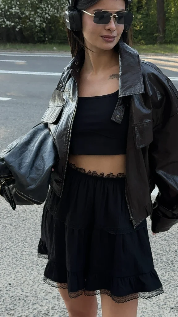 Чёрный базовый кроп-топ без рукавов