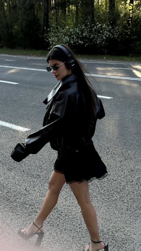 Чёрная многослойная юбка с кружевной отделкой