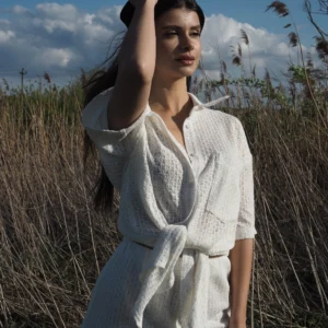 Белый женский костюм с поясом из лёгкой фактурной ткани