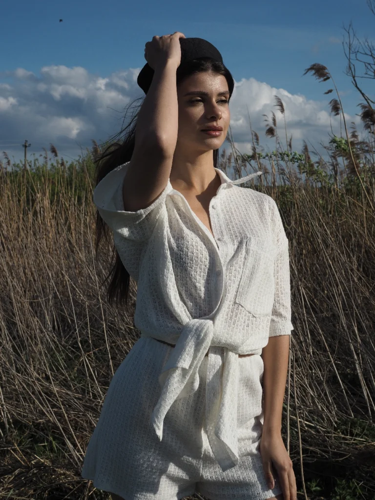 Белый женский костюм с поясом из лёгкой фактурной ткани