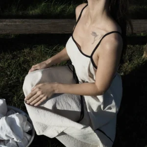 Льняное платье на бретелях с поясом в стиле рустик