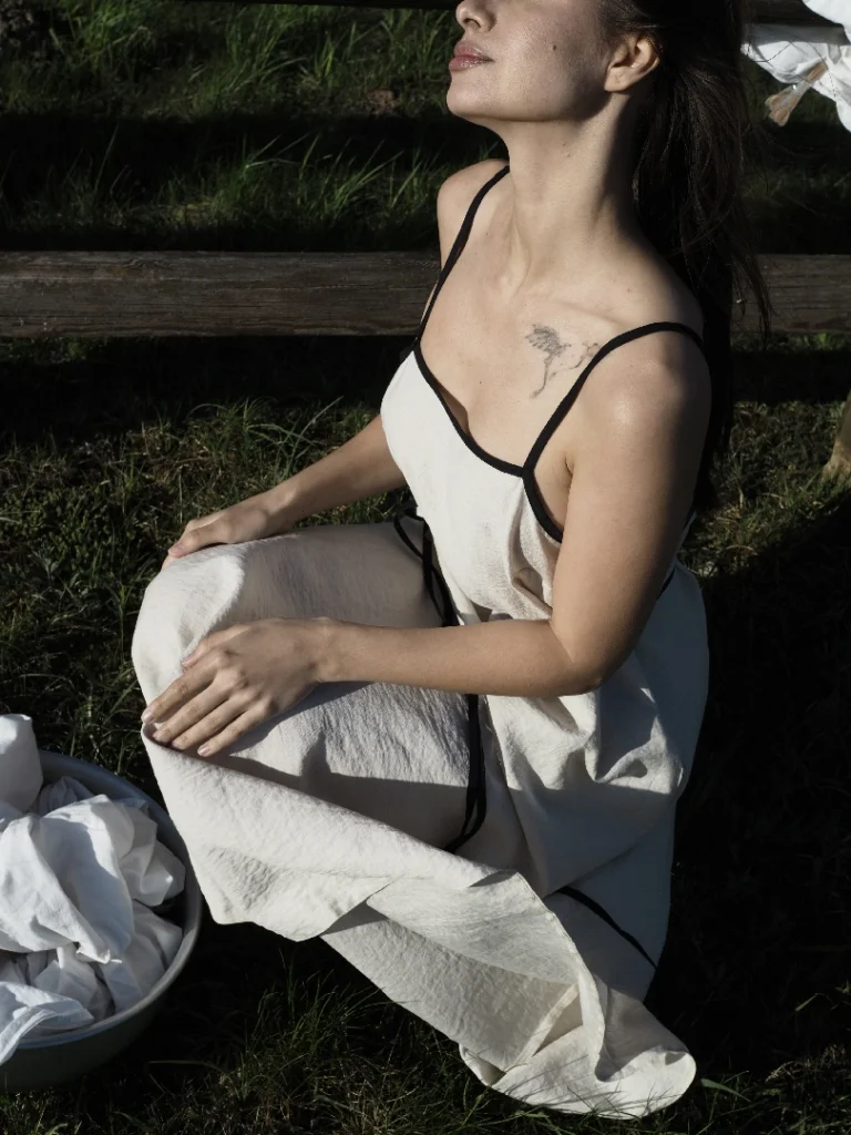 Льняное платье на бретелях с поясом в стиле рустик